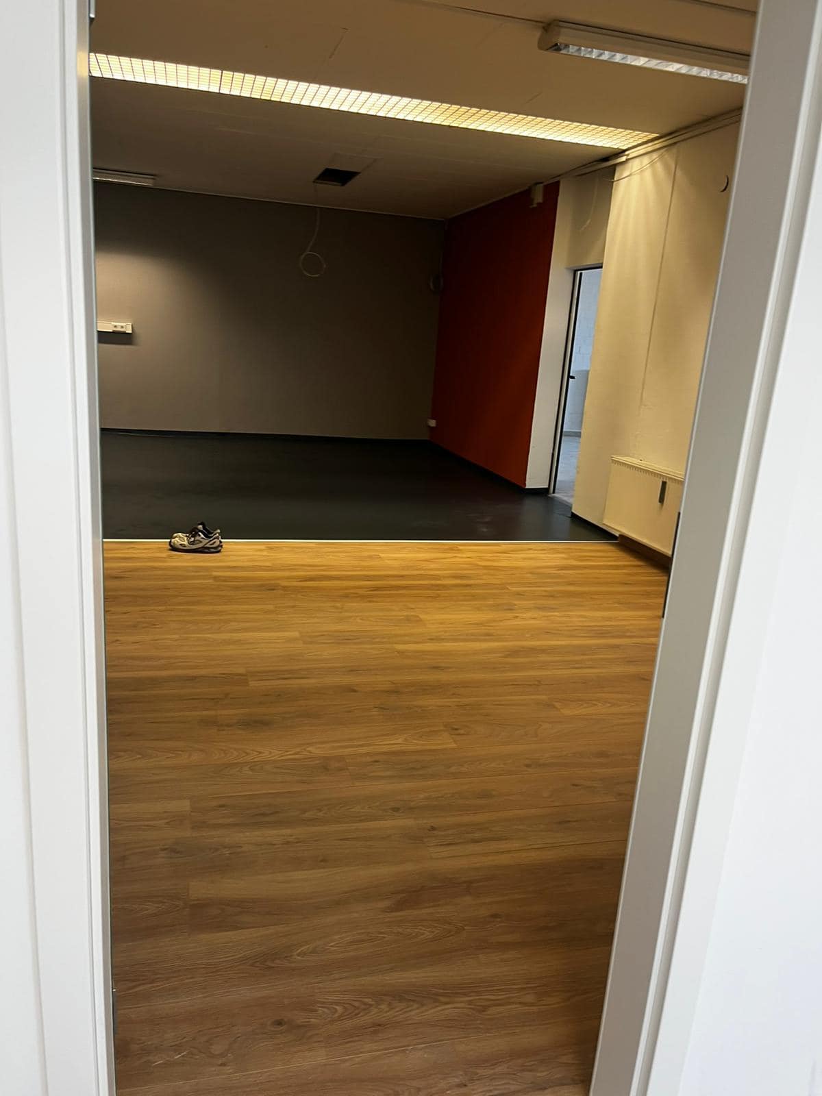 Felújított beltéri helyiség Egerben, új laminált padlóval és festett falakkal